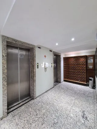 Foto de um corredor interno com piso de granito claro.