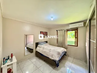 Foto de um quarto com cama e janela em um imóvel.