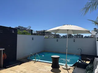 Foto de uma área externa com piscina e deck em Lajeado.