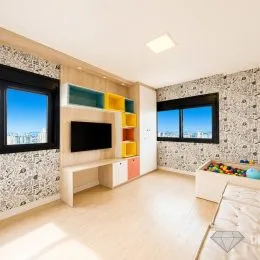 Sala de estar com painel de madeira e televisão montada na parede.