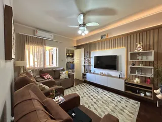 Sala de estar com sofá e decoração moderna em um imóvel no Brasil.