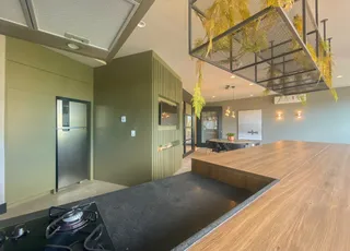 Interior de uma sala de estar e cozinha em um imóvel no Brasil.