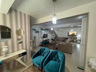 A sala de estar de um imóvel em Lajeado, Brasil, com decoração e móveis.