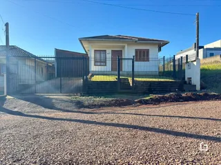 Fachada de uma residência com portão de ferro em Lajeado, Brasil.