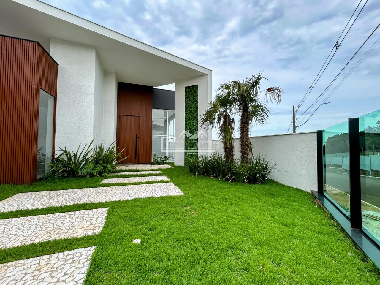 Casa com 4 dormitórios, foto 1