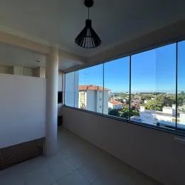 Vista da paisagem urbana através de uma grande janela de um imóvel em Lajeado.