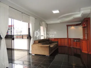 A sala de estar apresenta piso de cerâmica e painéis de madeira.