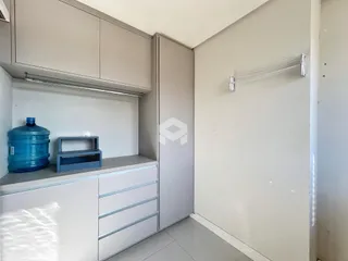 Foto de um ambiente interno com armários modernos e piso claro.