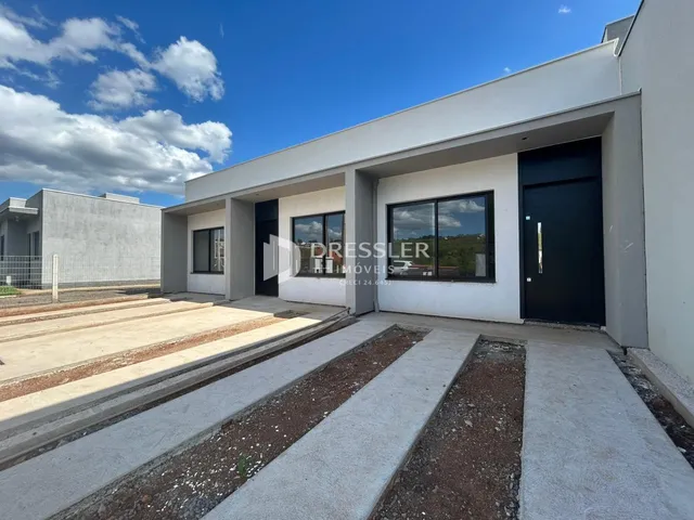 Fachada de uma residência moderna com entrada e caminho de acesso em Lajeado, Brasil.