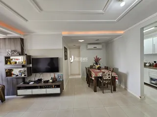 Sala de estar com decoração moderna e piso de cerâmica.