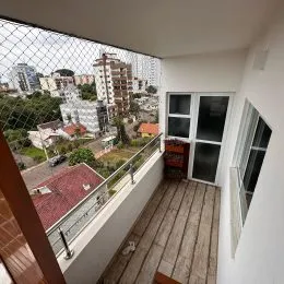 Vista externa de um terraço com grade metálica em um imóvel em Lajeado.