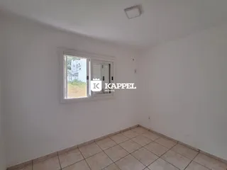 Foto de um cômodo interno com piso de cerâmica e janela.