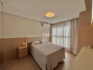 Quarto com cama e janela em um imóvel no Brasil.