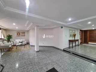 Sala de estar com piso de cerâmica e decoração de paredes brancas.