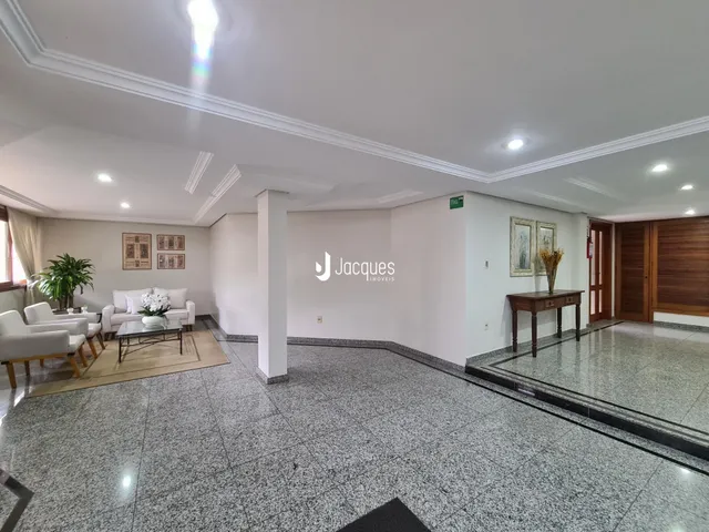 Sala de estar com piso de cerâmica e decoração de paredes brancas.