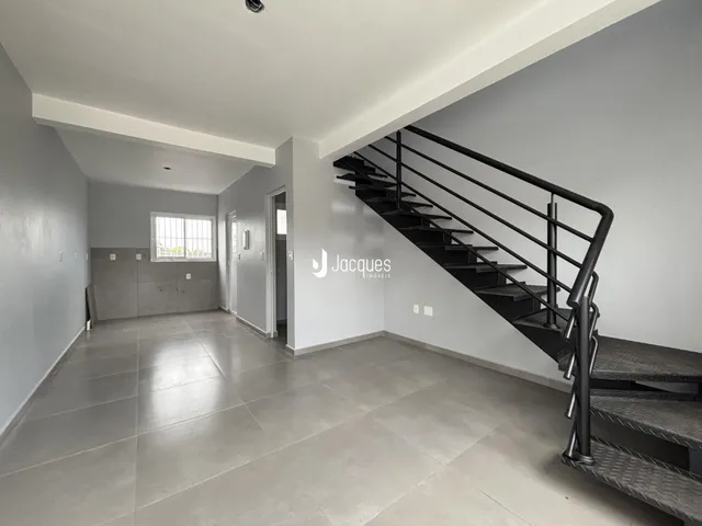 Hall com escada em um ambiente interno moderno.