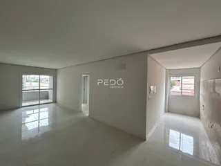 Ambiente interno de uma sala ampla com piso de cerâmica clara.