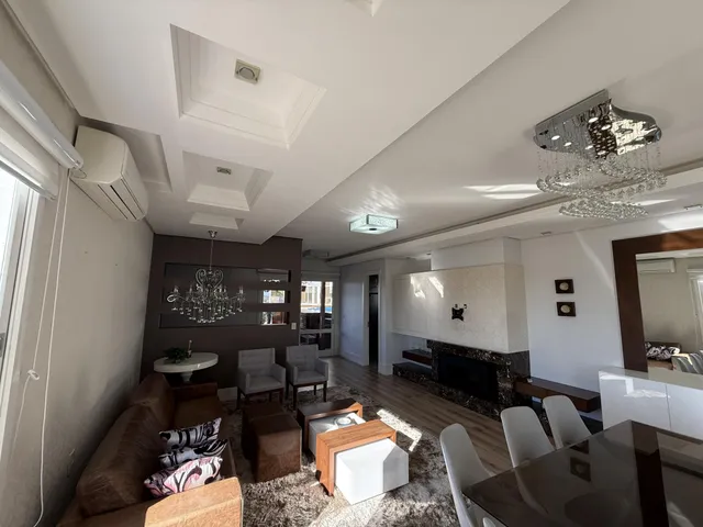 Sala de estar com sofá e lareira em ambiente claro.