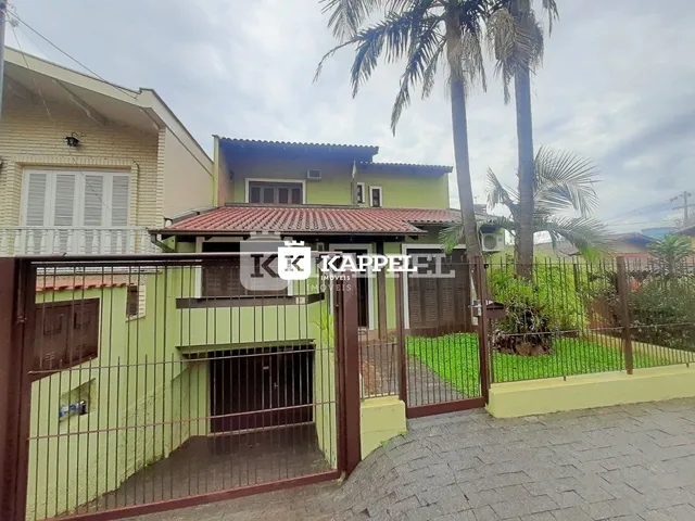 Fachada de uma residência com cerca e jardim em Lajeado, Brasil.