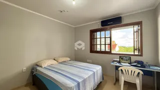 Quarto com cama e janela de madeira.