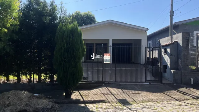 Fachada de uma residência com portão de ferro em Lajeado, Brasil.