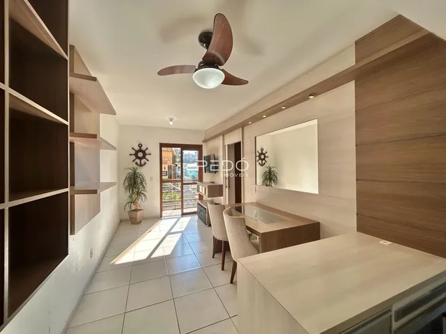 Ambiente interno moderno com piso de cerâmica e painéis de madeira.