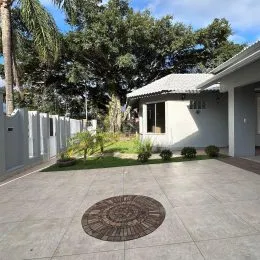 Vista da área externa pavimentada da propriedade em Lajeado.
