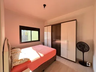 Quarto com cama e guarda-roupa em um apartamento.