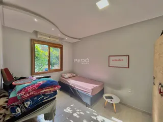 Quarto com janela de madeira e cama.
