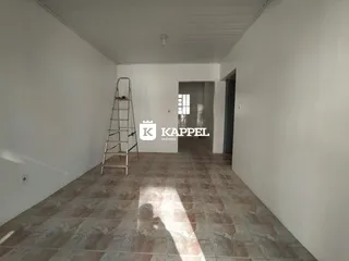 Hall de entrada com piso de cerâmica e escada visível.