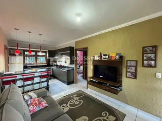 Foto da sala de estar e cozinha de um imóvel em Lajeado.