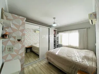Quarto com cama e armário em um imóvel no Brasil.