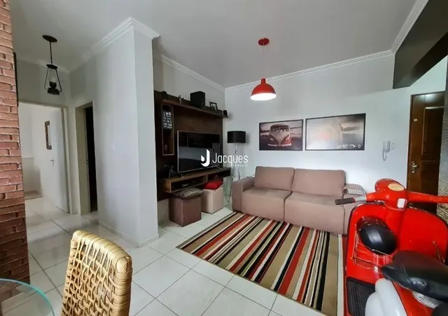 Sala de estar com sofá e piso de cerâmica.