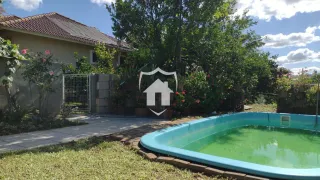 Fachada de casa com piscina no quintal.