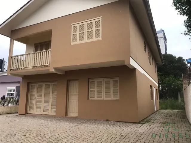 Fachada de uma casa residencial em Lajeado, Brasil com janelas brancas.