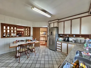 Foto de uma cozinha e sala de jantar em um imóvel no Brasil.