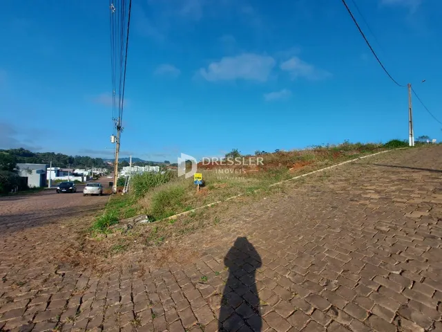 Vista externa da propriedade em Lajeado, Brasil, mostrando a rua e a vegetação.