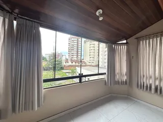 Vista de uma sala com grandes janelas em um imóvel em Lajeado, Brasil.