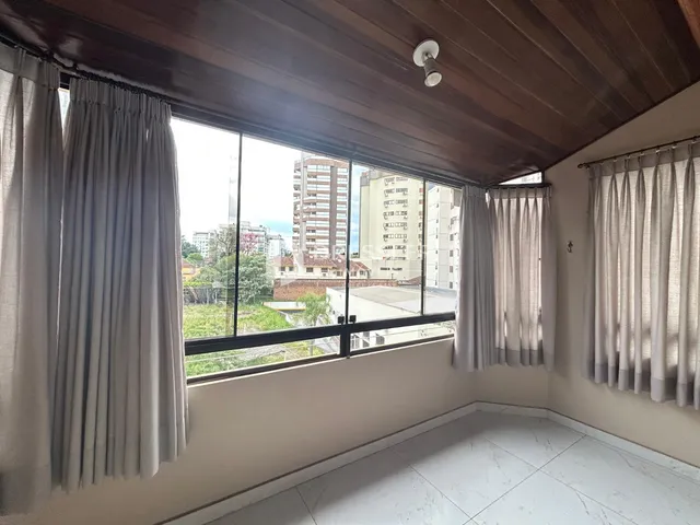 Vista de uma sala com grandes janelas em um imóvel em Lajeado, Brasil.