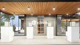 Ambiente interno moderno com pé direito alto e grandes portas de vidro que dão vista para o exterior.