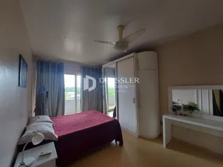 Quarto com cama e janela em um imóvel no Brasil.