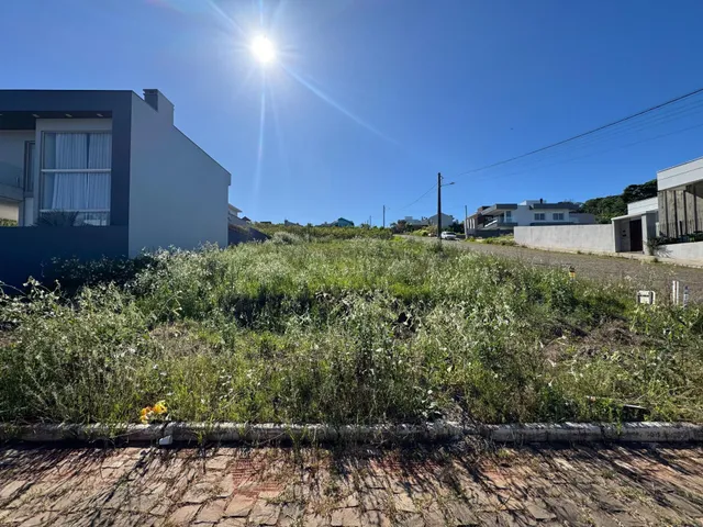 Foto da fachada de uma residência em Lajeado, Brasil, mostrando a área externa com vegetação.