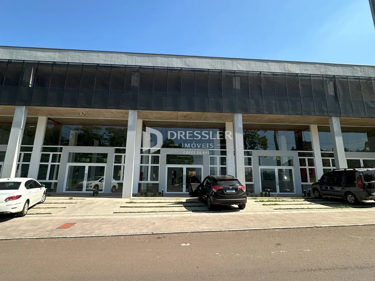 Fachada moderna de um edifício comercial em Lajeado, Brasil.