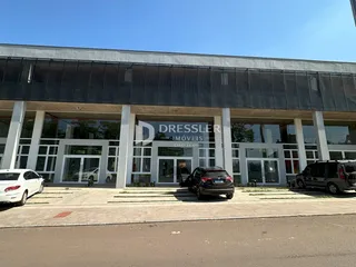 Fachada moderna de um edifício comercial em Lajeado, Brasil.