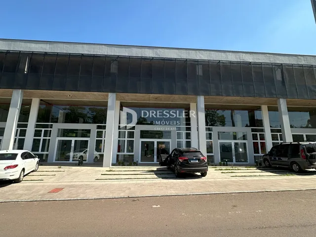 Fachada moderna de um edifício comercial em Lajeado, Brasil.