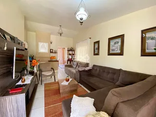 Sala de estar com sofás e decoração em um imóvel no Brasil.