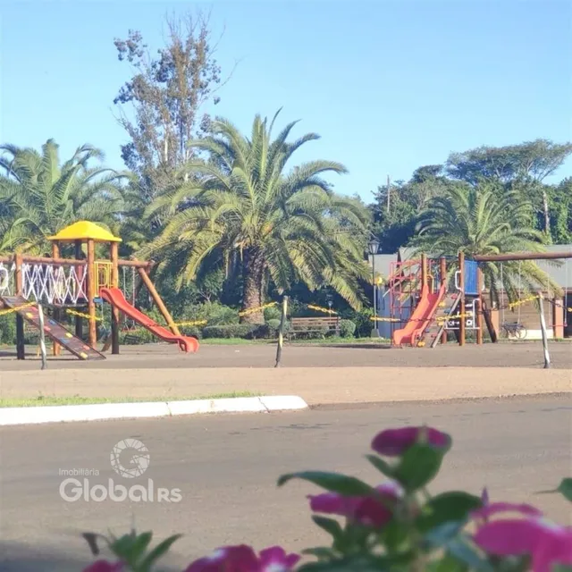 Área externa com playground e vegetação em Lajeado.