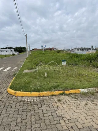 Vista externa de uma rua e área gramada em Lajeado, Brasil.