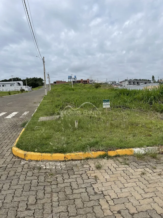 Vista externa de uma rua e área gramada em Lajeado, Brasil.