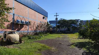 Fachada de um prédio de tijolos com telhado metálico em Lajeado.
